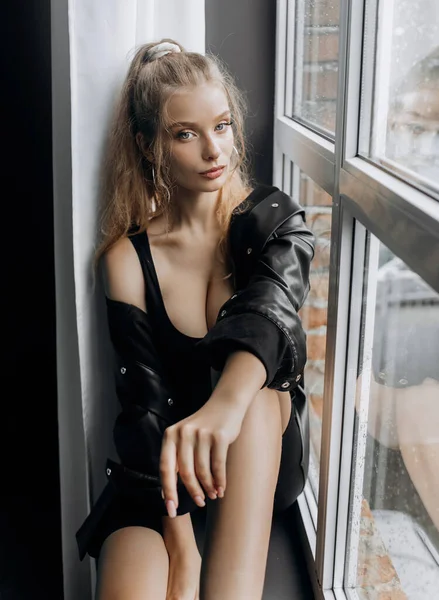 Stylová Blondýna Módním Černém Oblečení Pózuje Blízkosti Okna — Stock fotografie