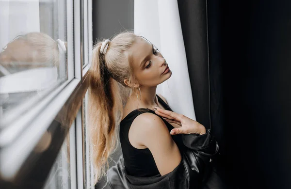 Skönt Blond Trendiga Svarta Kläder Poserar Nära Fönstret — Stockfoto