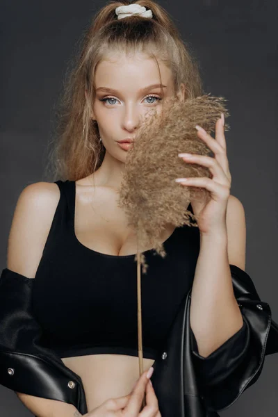 Portret Van Een Blonde Vrouw Studio Met Droog Riet Verstopt — Stockfoto