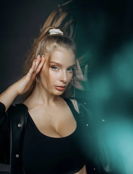 Porträt Einer Sexy Blondine Auf Grauem Hintergrund Türkis Unschärfeeffekt Auf — Stockfoto
