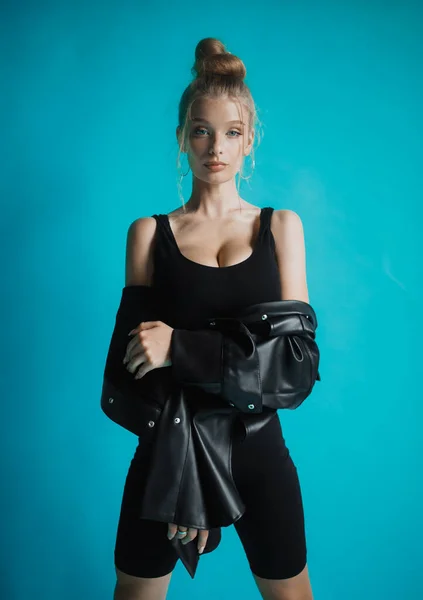 Belle Fille Dans Haut Noir Short Posant Sur Fond Turquoise — Photo