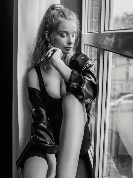 Schwarz Weißer Hintergrund Schönes Mädchen Posiert Fenster — Stockfoto