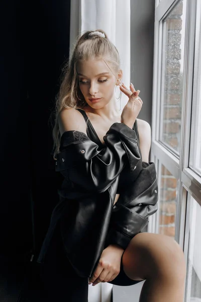 Красива Блондинка Модному Чорному Одязі Позує Біля Вікна — стокове фото