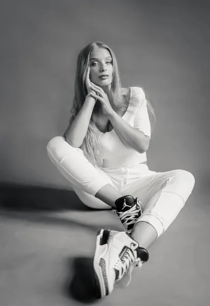 Чорно Біле Фото Сексуальної Блондинки Білому Спортивному Одязі Позує Студії — стокове фото