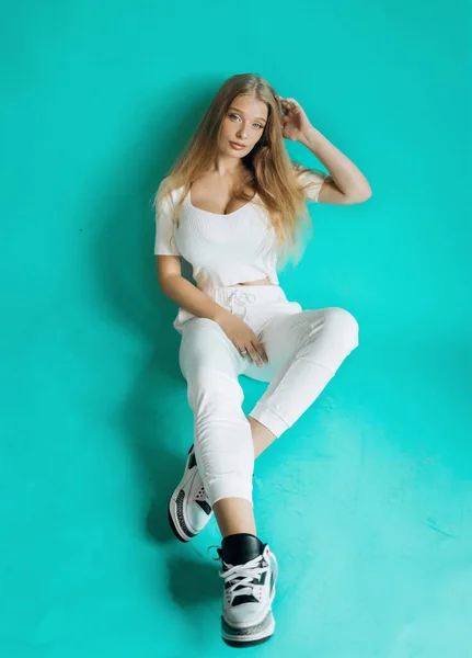 Lyx Blond Vita Sportkläder Poserar Studion Turkos Bakgrund — Stockfoto