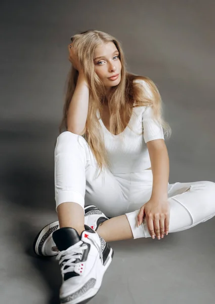 Femme Blonde Élégante Dans Costume Blanc Posant Assis Dans Studio — Photo