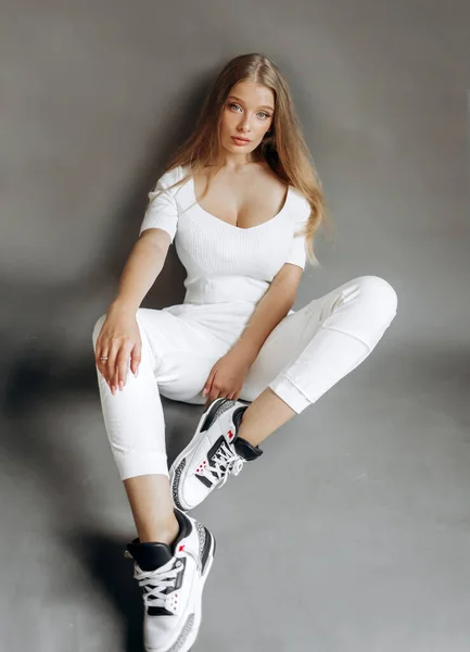 Chica Con Estilo Traje Blanco Posando Sentado Estudio Sobre Fondo —  Fotos de Stock