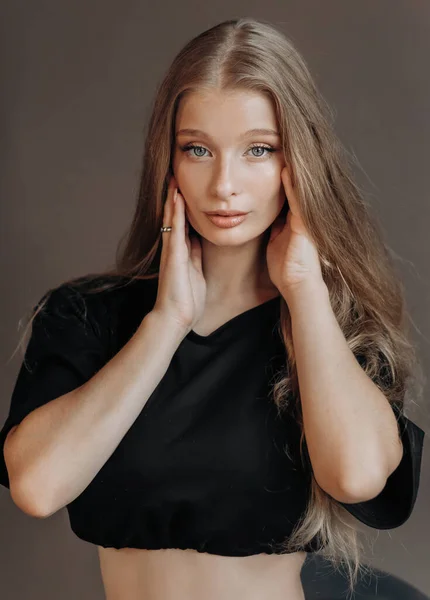 Retrato Cerca Una Guapa Rubia Con Ojos Azules Sobre Fondo — Foto de Stock