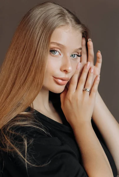 Retrato Cerca Una Rubia Piel Limpia Maquillaje Natural Ojos Azules — Foto de Stock