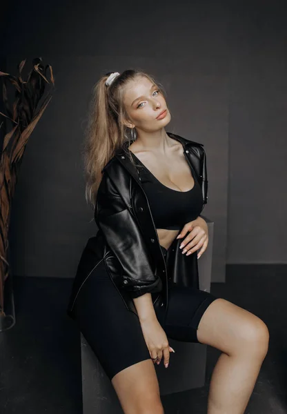 Stijlvol Model Met Blond Haar Gekleed Een Zwart Modieus Pak — Stockfoto