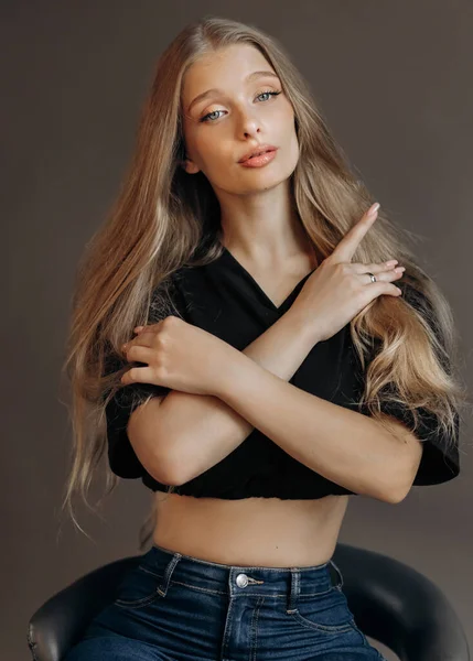 Închideți Portretul Studio Unei Femei Blonde Vârful Negru Care Stă — Fotografie, imagine de stoc