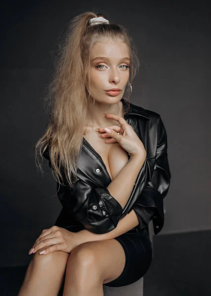 Mode Minimalistiskt Porträtt Blond Kvinnlig Modell Grå Bakgrund Snygga Kläder — Stockfoto