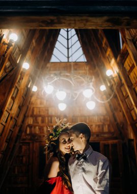 Akşamları gölün ortasında, içinde birbirine aşık bir çift olan tuhaf bir ev. Romantik randevu.