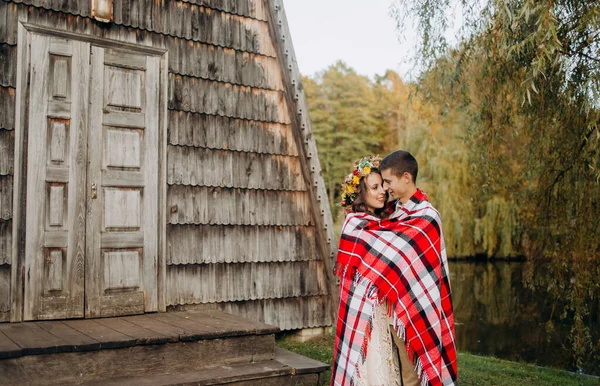 Jovem Está Beijando Bochecha Uma Menina Coberta Com Cobertor Vermelho — Fotografia de Stock