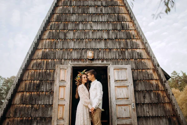 Bruidspaar Liefde Zoenen Voor Een Sprookjeshuis Midden Een Park — Stockfoto