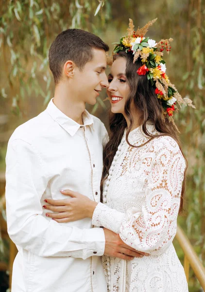 Menyasszony Rusztikus Stílusban Gyönyörű Koszorúval Fehér Inges Vőlegénnyel — Stock Fotó
