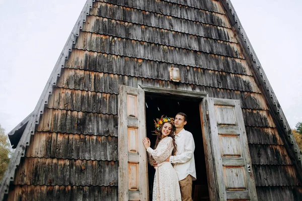 Increíble Pareja Enamorada Abraza Cerca Del Lago Vestida Con Acogedor — Foto de Stock