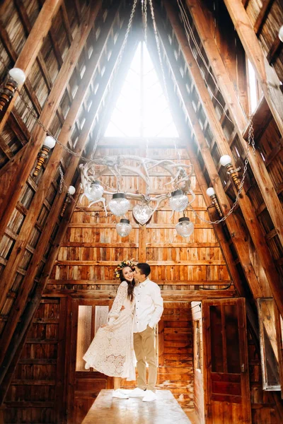 若いカップルは居心地の良い木造の建物の中のテーブルの上に立っている — ストック写真