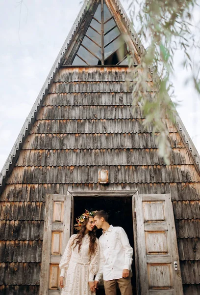 Couple Amoureux Embrasse Devant Une Maison Fée Bois Milieu Parc — Photo