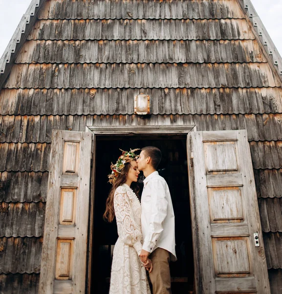 Svatební Pár Lásce Líbání Před Pohádkovým Dřevěným Domem Uprostřed Parku — Stock fotografie