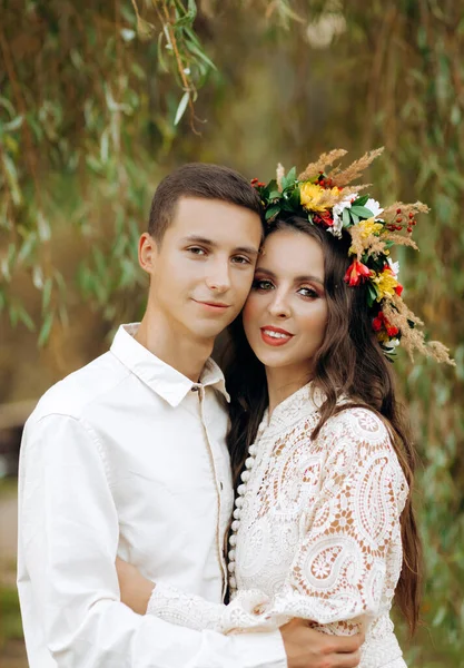 Bruden Rustik Stil Med Vacker Krans Med Brudgum Vit Skjorta — Stockfoto