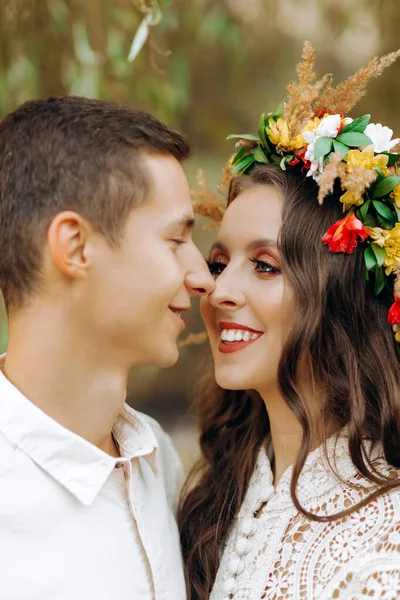 Doux Couple Embrassant Dans Parc — Photo