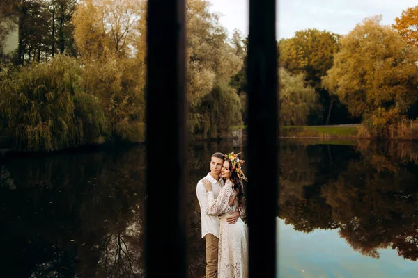 Casal Amoroso Trajes Festivos Abraço Cais Fundo Lago Vista Janela — Fotografia de Stock