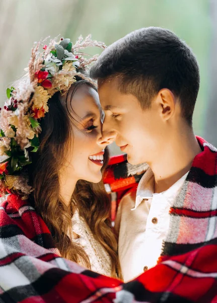 Úžasný Pár Lásce Objímání Jezera Oblečený Útulné Svatební Šaty Parku — Stock fotografie