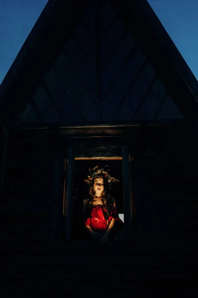 Akşamları gölün ortasında, içinde birbirine aşık bir çift olan ahşap bir ev. Romantik randevu.