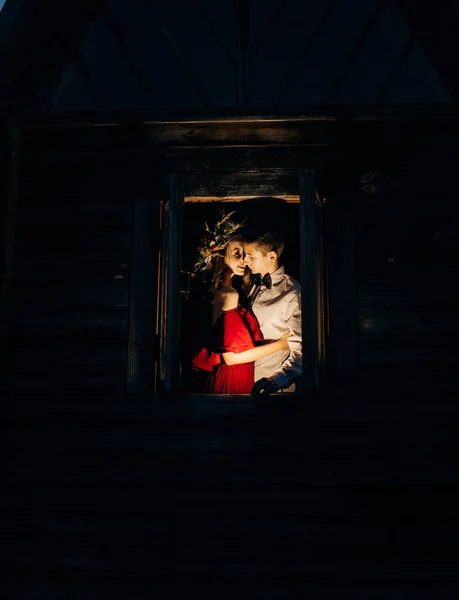 Couple Aimant Fenêtre Une Maison Fantaisiste Nuit Campagne Lac — Photo