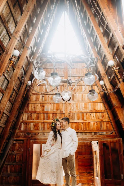 Jeune Couple Est Debout Sur Table Intérieur Bâtiment Bois Confortable — Photo