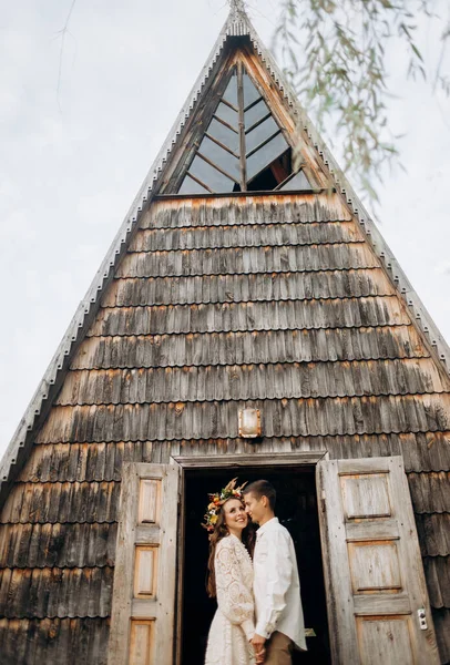 Svatební Pár Lásce Líbání Před Pohádkovým Dřevěným Domem Uprostřed Parku — Stock fotografie