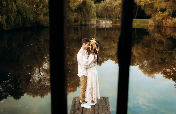 Casal Amoroso Trajes Festivos Abraço Cais Fundo Lago Vista Janela — Fotografia de Stock