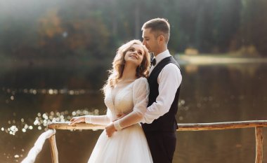 Dağ gölünde aşık yeni evliler.