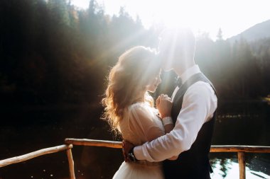 Adam gelini güneşte alnından öper.