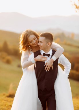 Damat gelinini gün batımında tepelerde omuzlarında taşır..