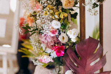 Düğün salonunun pembe ve beyaz gölgeli çiçekleri.