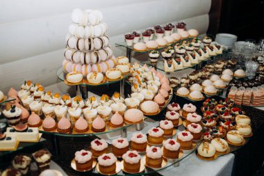 Düğün şekeri ve farklı kepekli kekler.