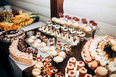 Düğün şekeri ve farklı kepekli kekler.