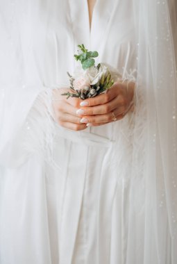 Gelinin narin elleri