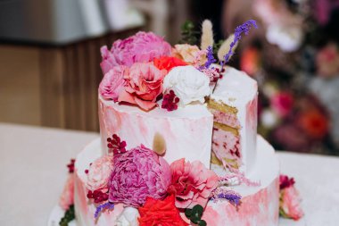 Düğün pastası gelin ve damat pembe şakayıklı