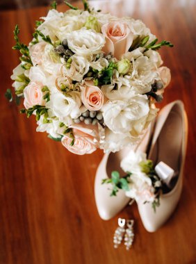 Düğün aksesuarları. Set, ayakkabılar, küpeler, yaka çiçeği, alyanslar.