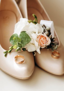 Düğün aksesuarları. Set, ayakkabılar, küpeler, yaka çiçeği, parfüm, alyans.