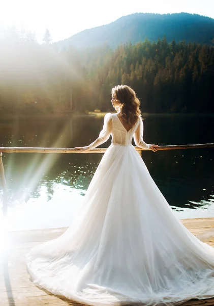 Mooie Bruid Luxe Trouwjurk Vlakbij Het Meer Trouwen Bergen — Stockfoto