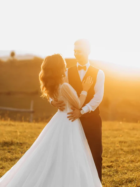 Mooi Koppel Hun Trouwdag Tegen Achtergrond Van Een Epithetische Zonsondergang — Stockfoto