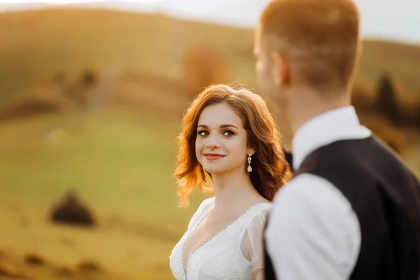 Couple Mariage Posant Dans Parc — Photo