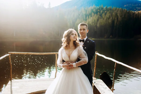 Les Mariés Près Lac Dans Les Montagnes Couple Sur Fond — Photo