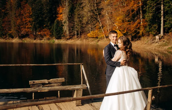 Noiva Noivo Perto Lago Nas Montanhas Casal Juntos Contra Pano — Fotografia de Stock