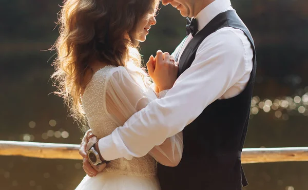 Gölde genç bir çiftin kucaklaması.