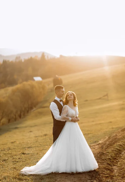 Couple Amoureux Mariage Jeunes Mariés Dans Une Robe Blanche Costume — Photo